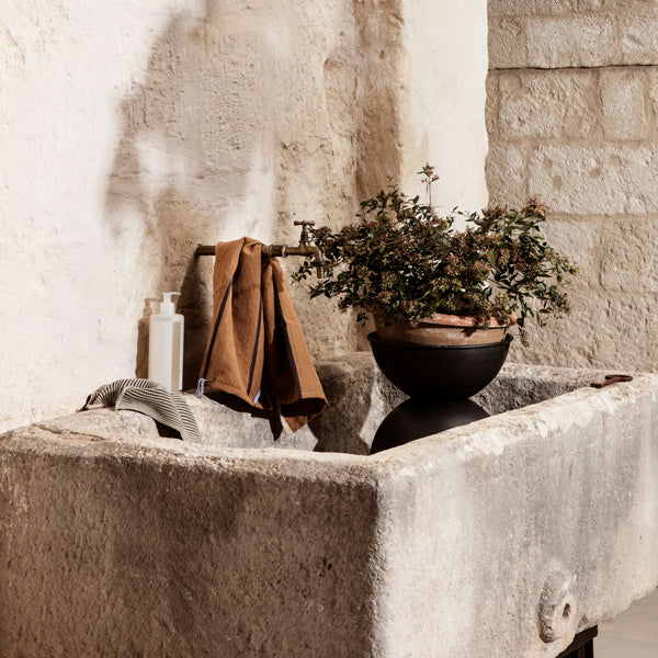 Ferm Living Hourglass Pot - Black Extra Small