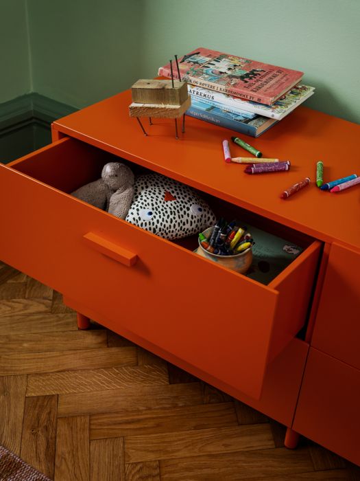 String Relief Chest of drawers, low